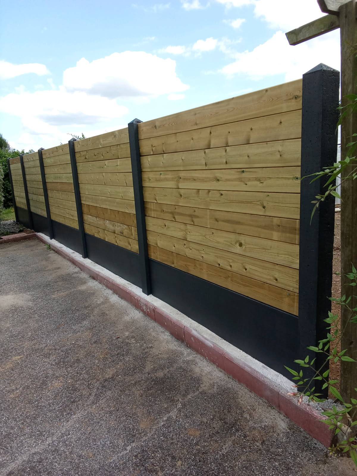 Palissade soubassement béton surmonté de lames bois Scaër 