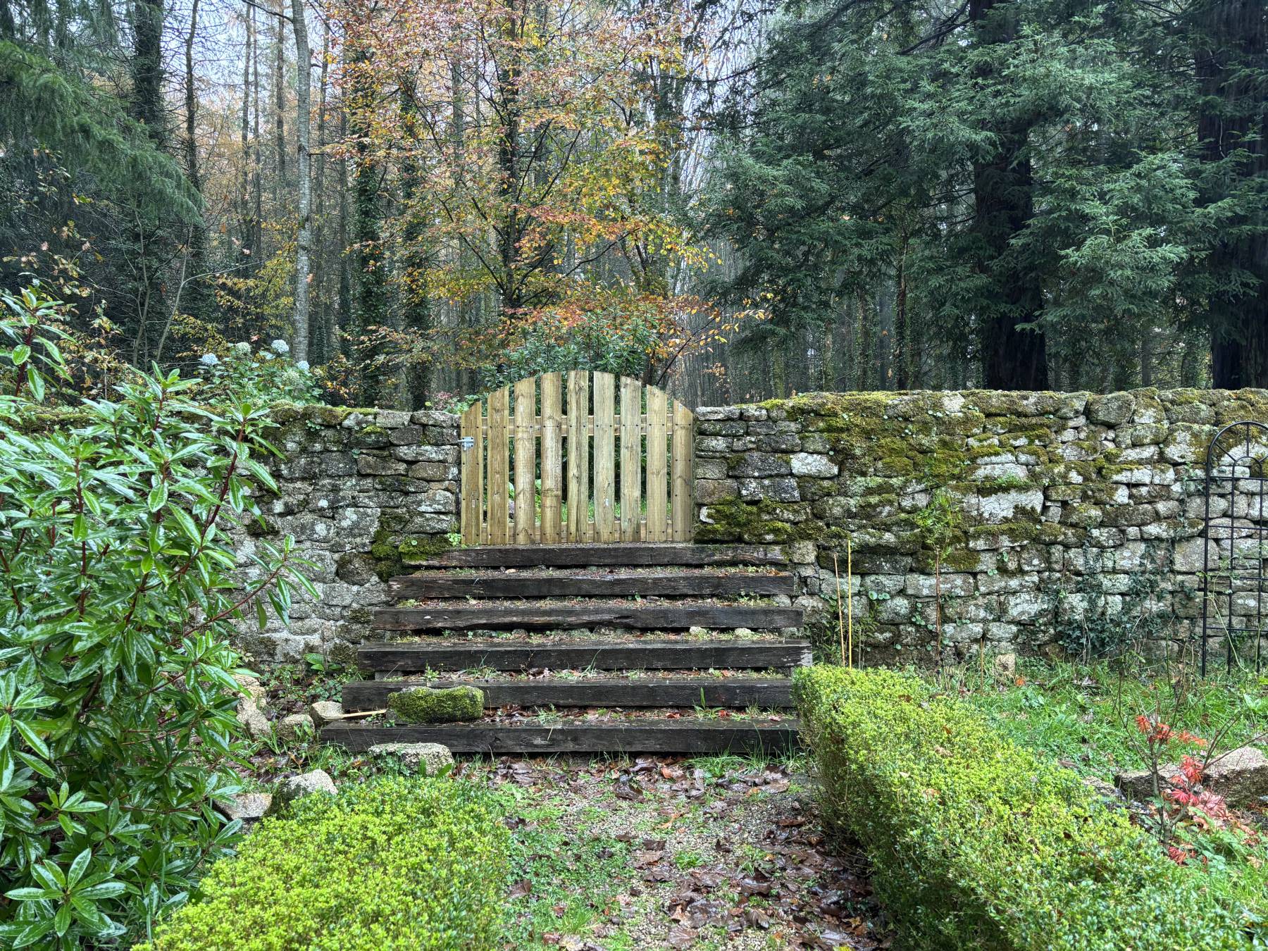 Portillon bois , finition chapeau de gendarme, Le Faouët