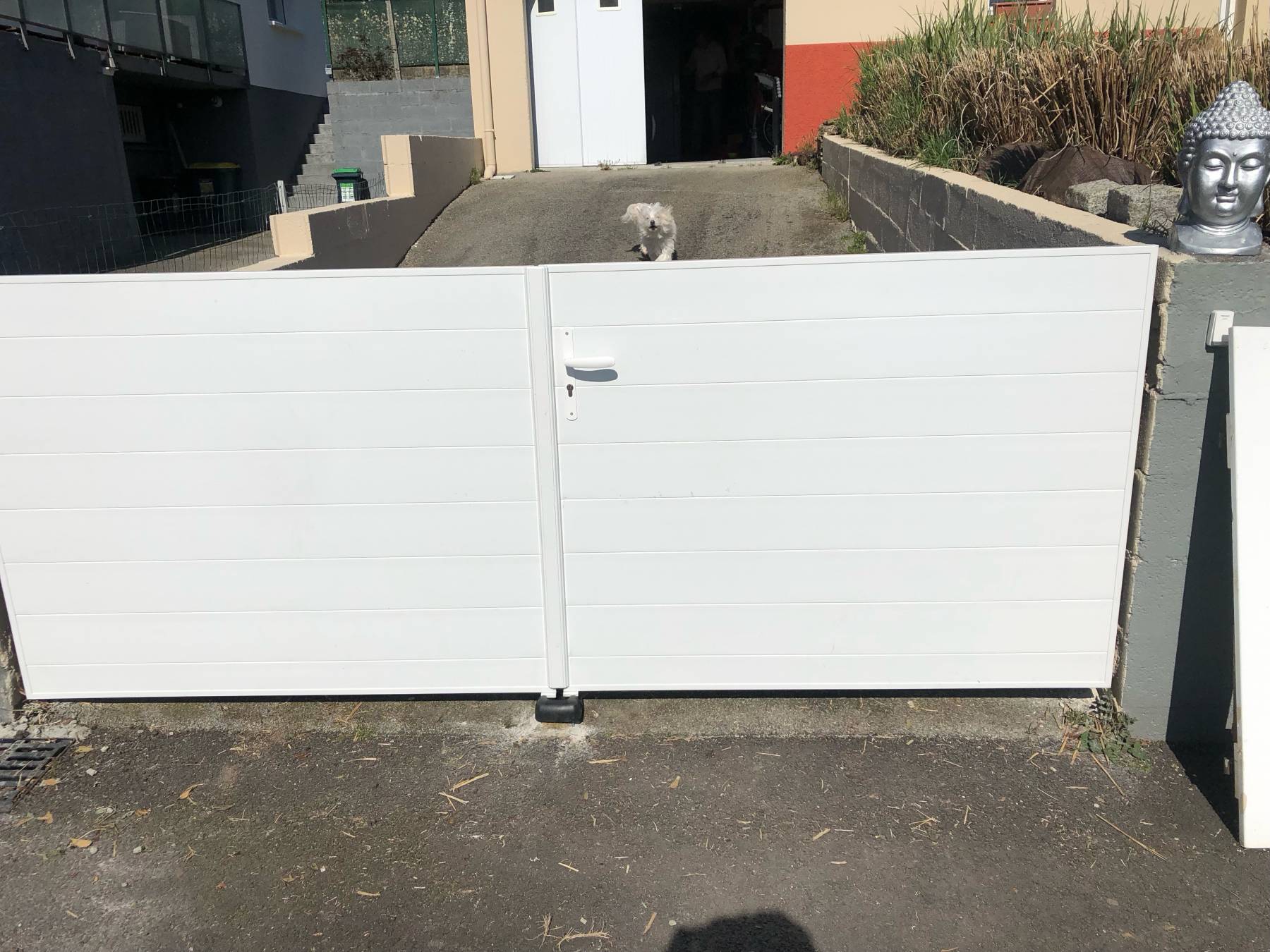 Portail PVC avec gond déporté pour la pente , Hennebont 